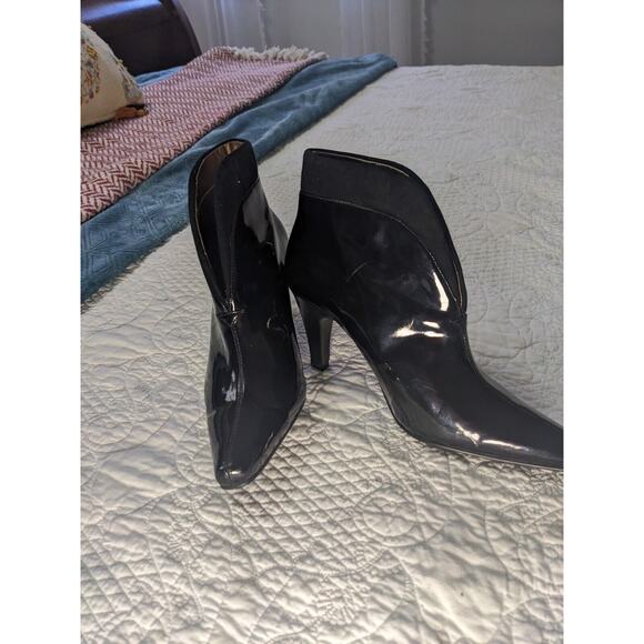 BELLINI Black Ankle Boots Size 6M Bootie Heels Pointy‎ Patent Leather Suede Trim - Picture 1 of 6